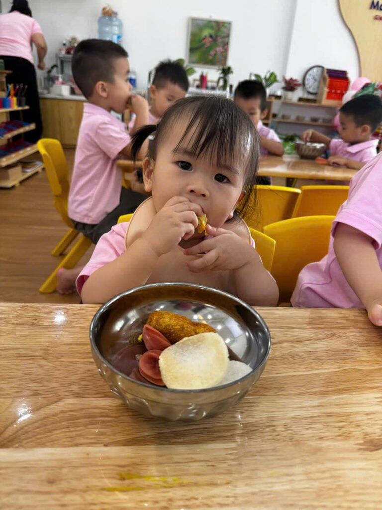 Ăn Phụ xúc xich và phồng tôm