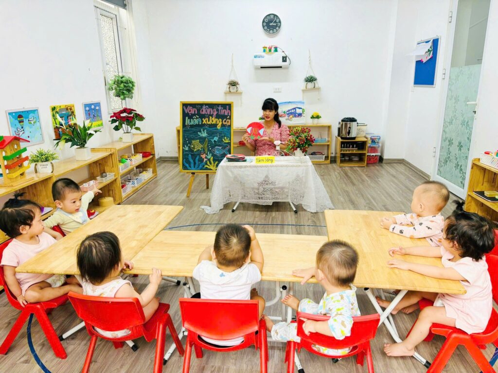 Đón trẻ, thể dục buổi sáng, trò chuyện đầu giờ.