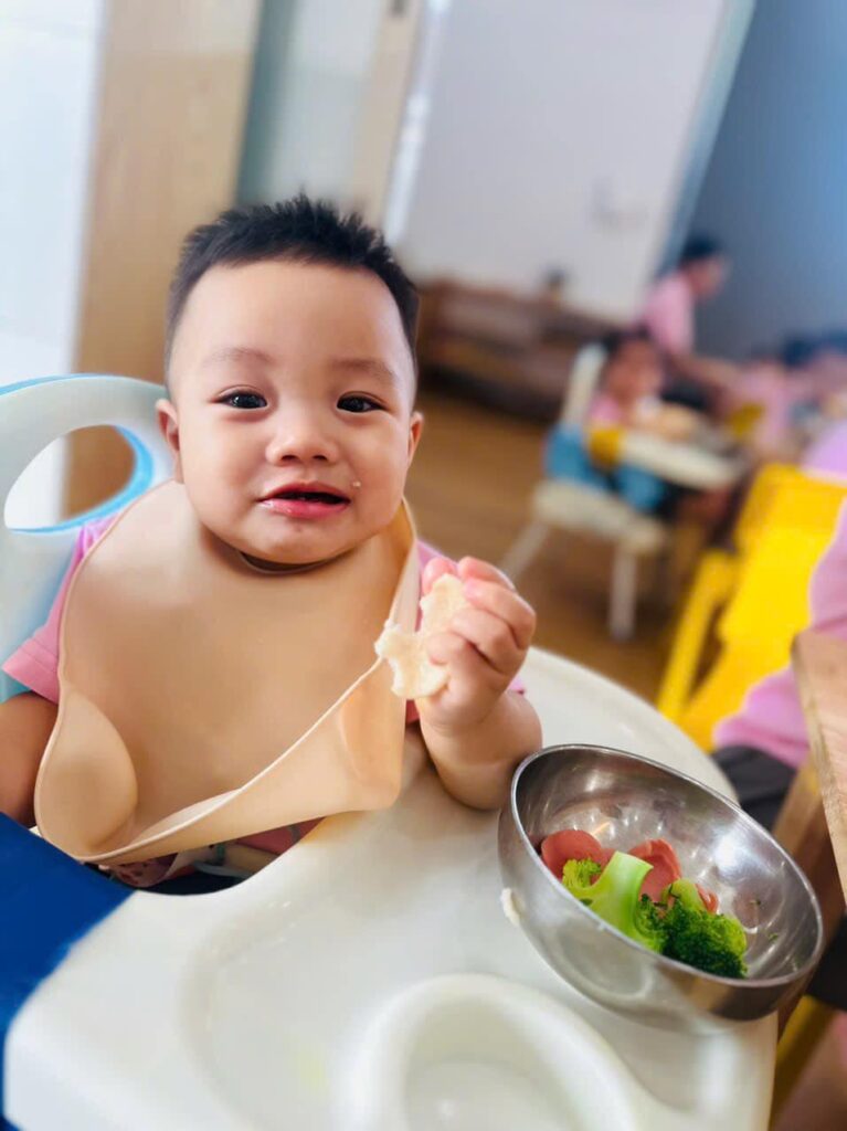 Ăn trưa hoaa quả dầm