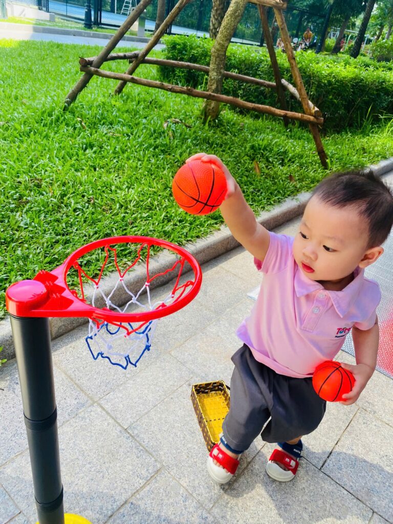 Hoạt động ngoài trời/góc chơi sáng tạo.