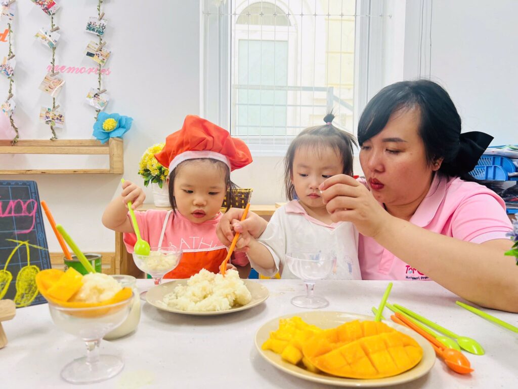 Vệ sinh, ăn trưa.