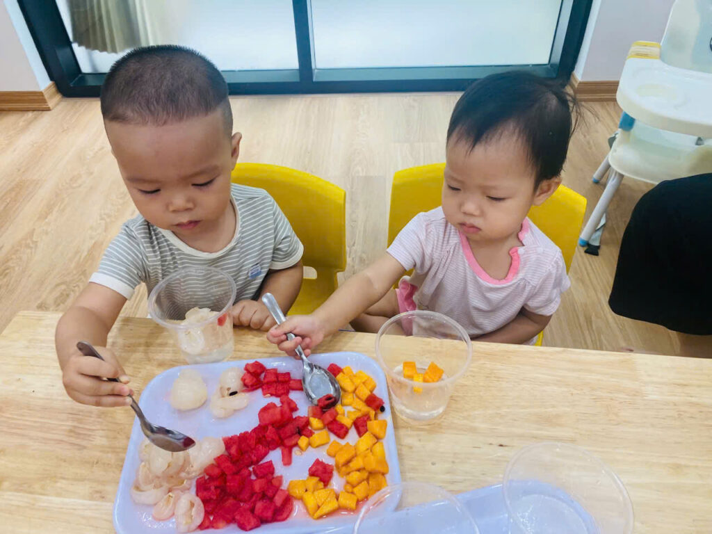 Thức dậy, vệ sinh, ăn phụ chiều (sữa, sữa chua, bánh...).